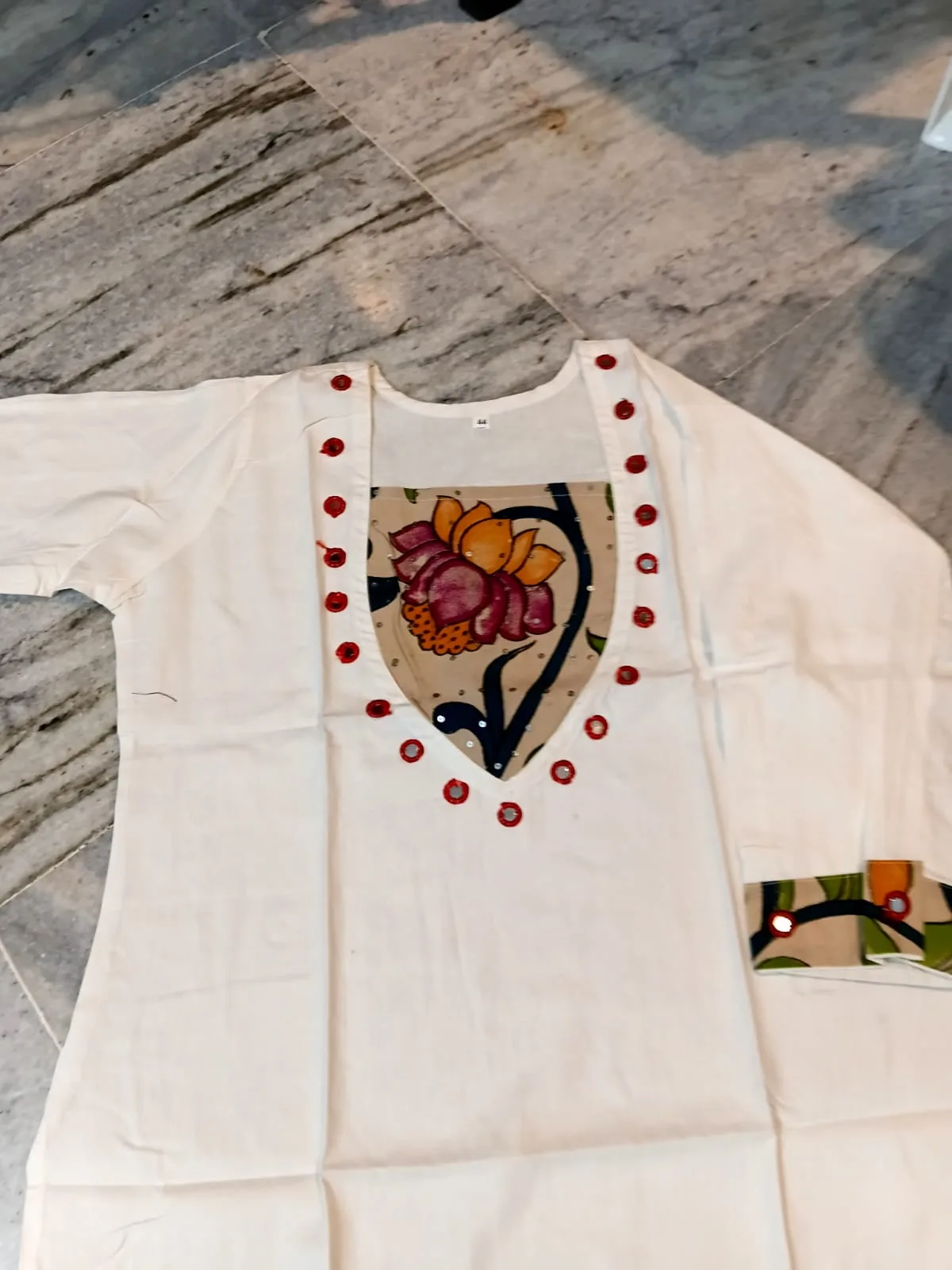 Pen Kalamkari Cotton Kurti – Ethnic Elegance - White