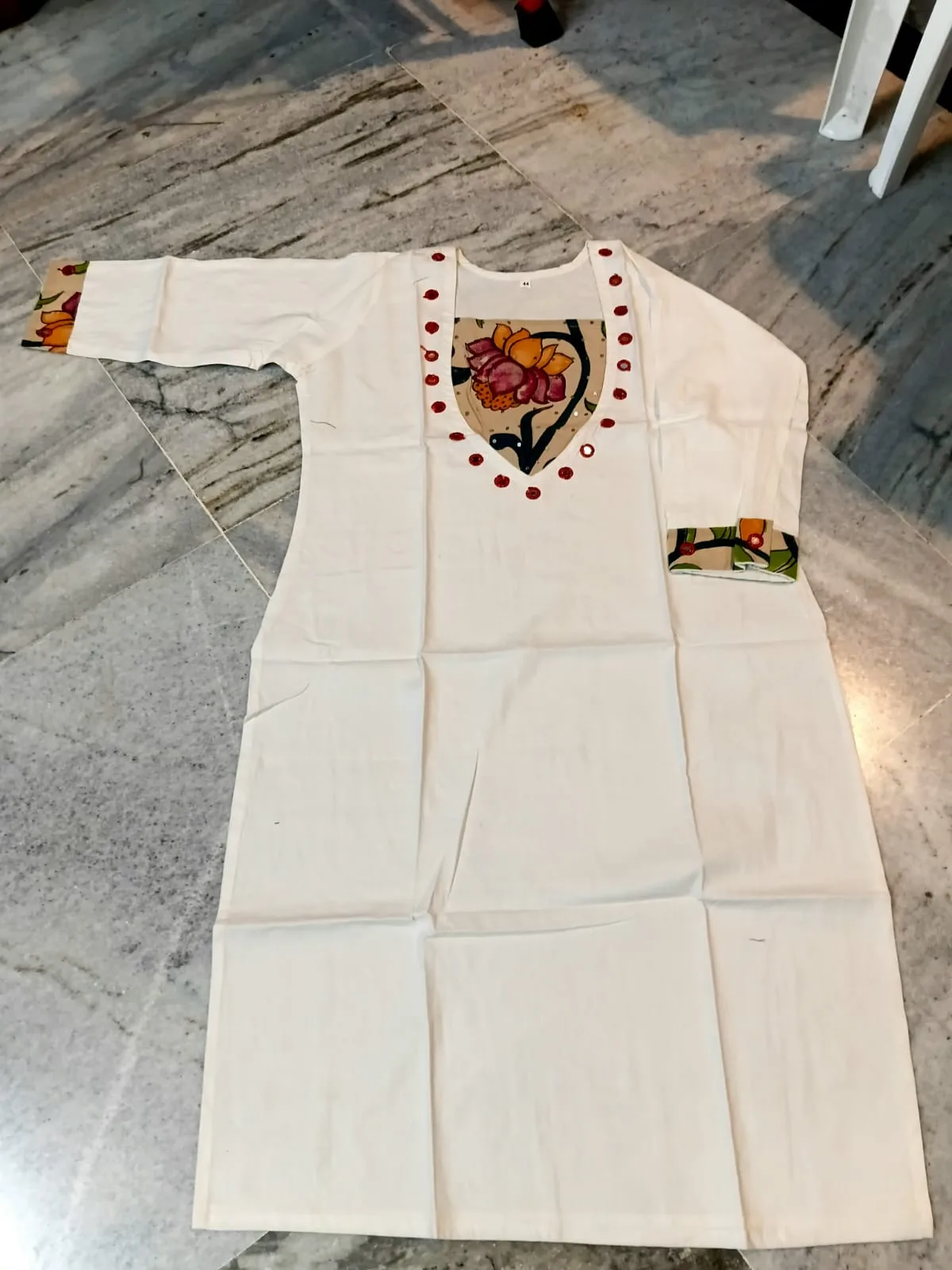Pen Kalamkari Cotton Kurti – Ethnic Elegance - White